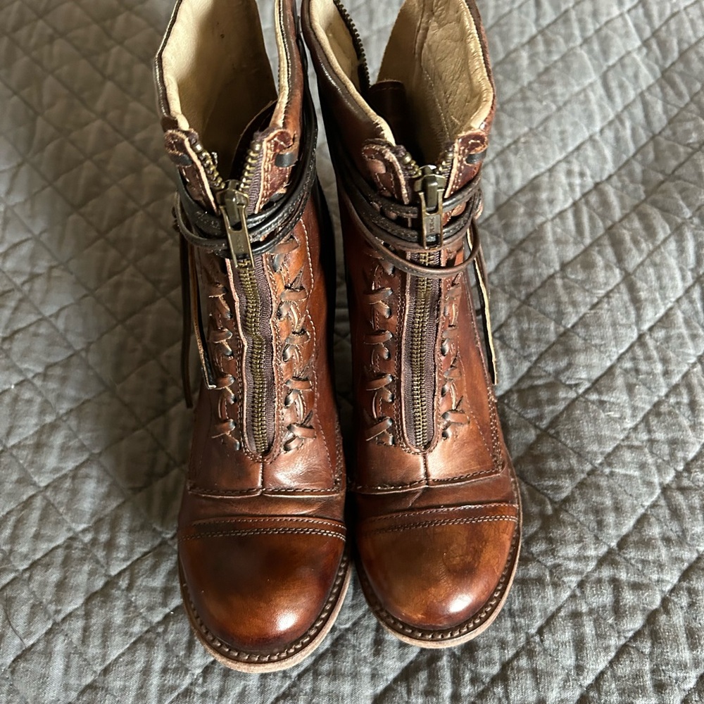 Bedstu booties excellent condition no scratches!